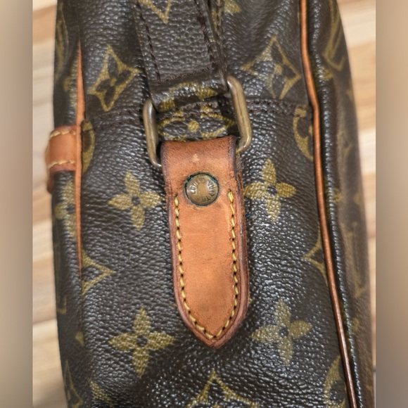 Louis Vuitton VINTAGE Monogram Danube MM Crossbody - Picture 9 of 16